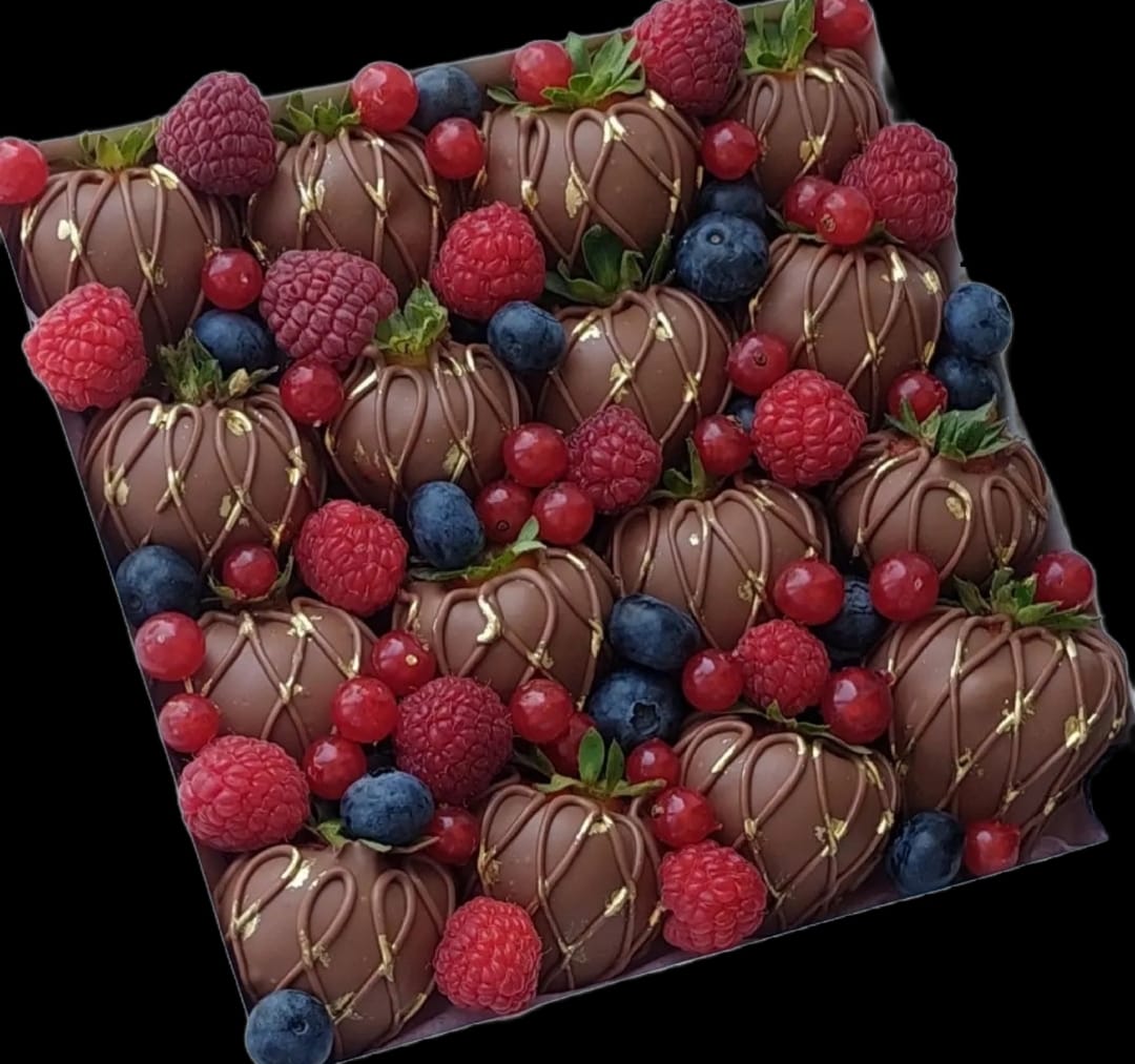 Deliciosa caja de fresas con chocolate y diferentes tipo de berries